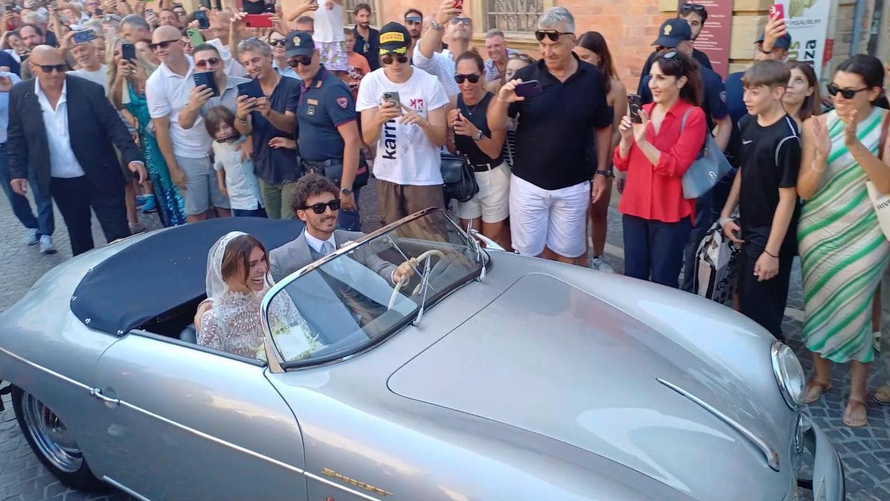 Il matrimonio di Pecco Bagnaia e Domizia Castagnini: anche Valentino Rossi tra tifosi e ospiti vip