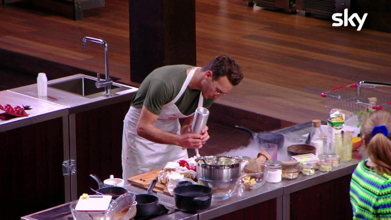 Masterchef, Monir vuole strafare con l'azoto liquido e la caramellizzazione in padella: il risultato è sorprendente