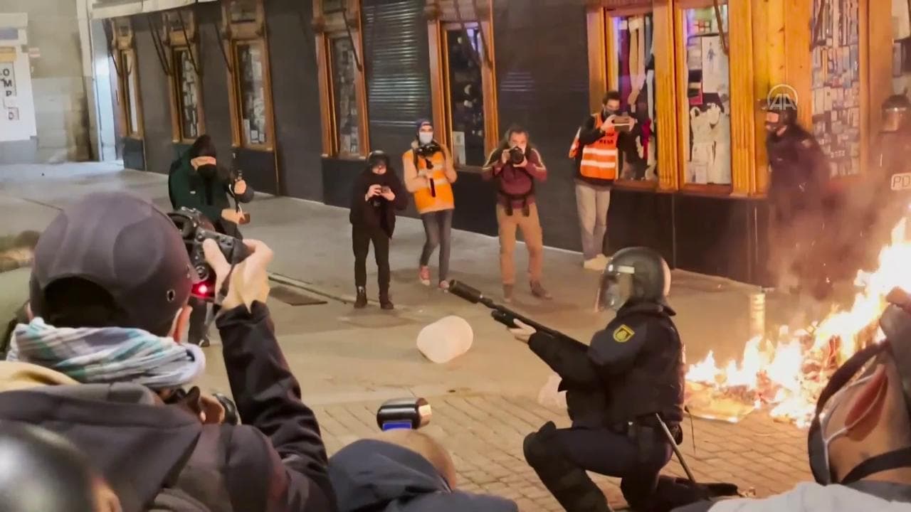 Spagna, proteste per l'arresto del rapper Pablo Hasél: poliziotto spara lacrimogeni ad altezza uomo