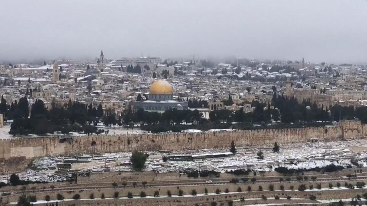 Israele, Gerusalemme si risveglia sotto un manto di neve