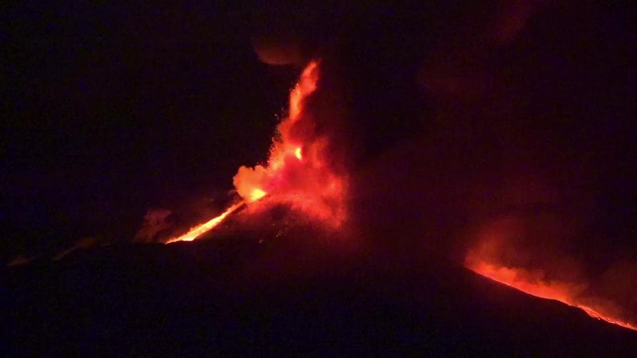 Catania, una fontana di lava nella notte: nuova spettacolare eruzione dell'Etna