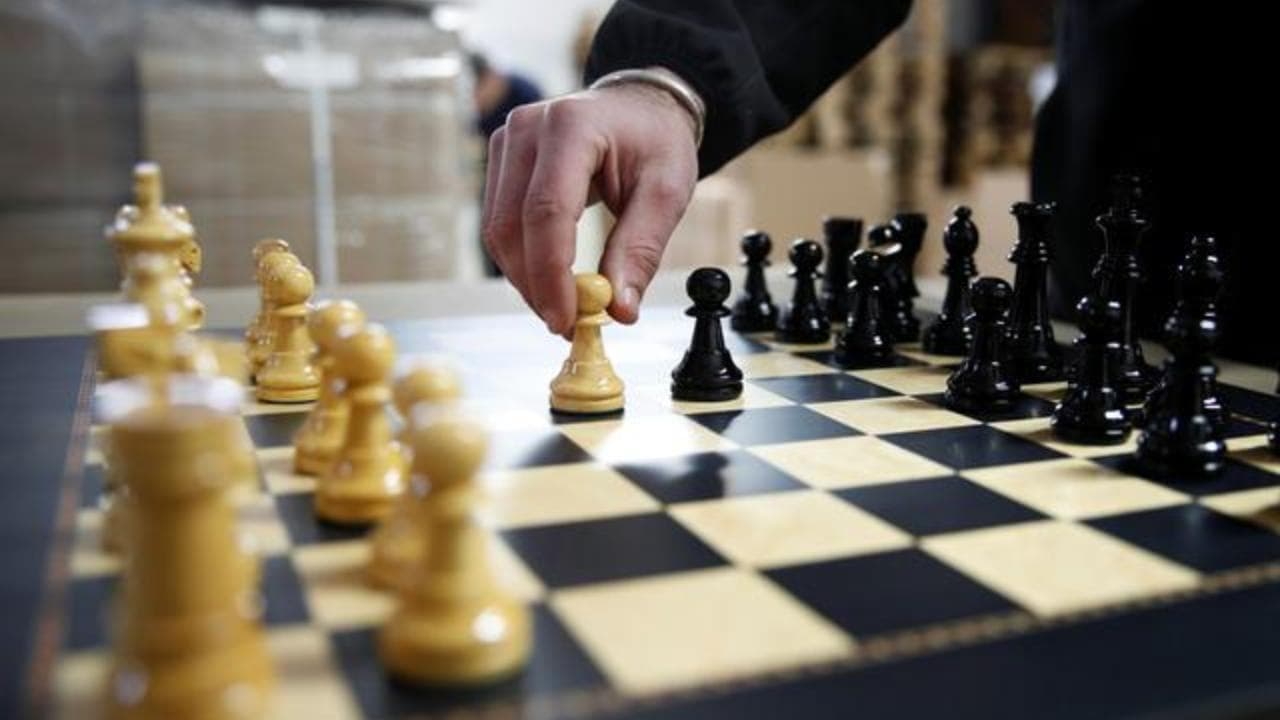 Serie Tv, l'azienda spagnola che fa fortuna grazie a 'La regina degli scacchi'