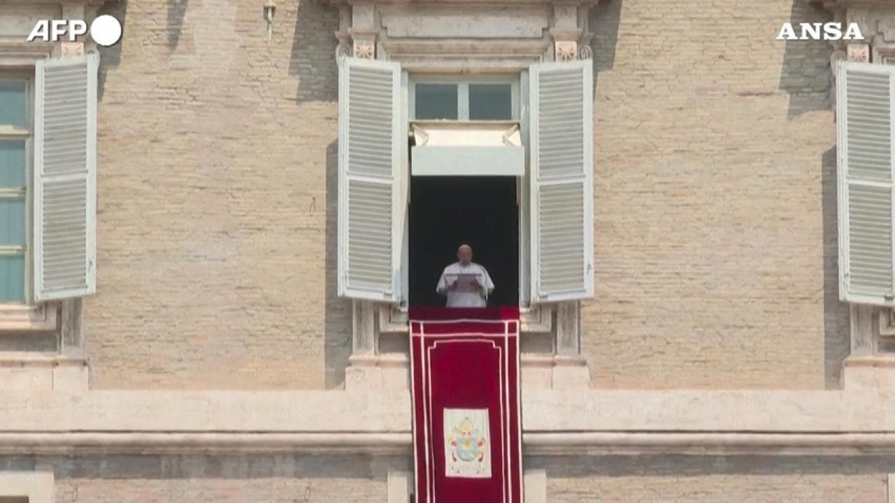 Il Papa al primo Angelus dopo il ricovero ringrazia per l'affetto e implora: "Basta morti in mare"