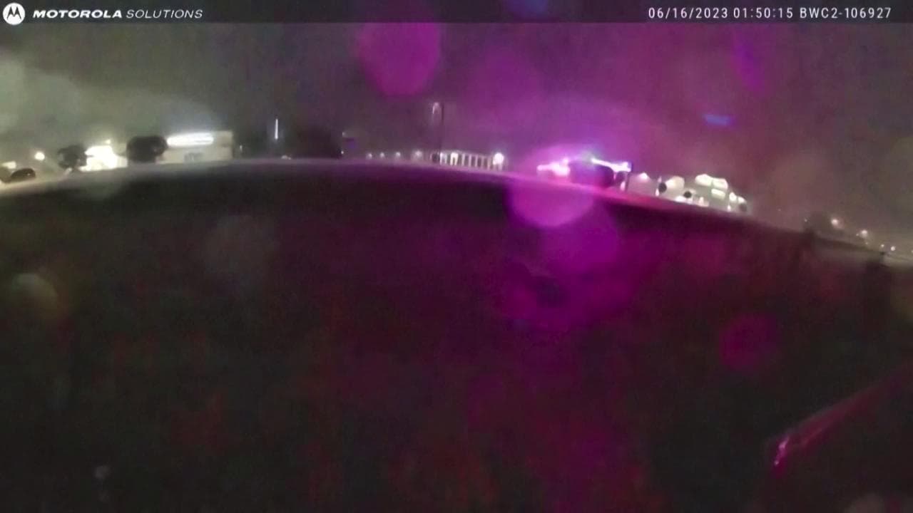 Prova a salvare un uomo ma viene travolto dalla piena: i 30 secondi di terrore ripresi dalla bodycam