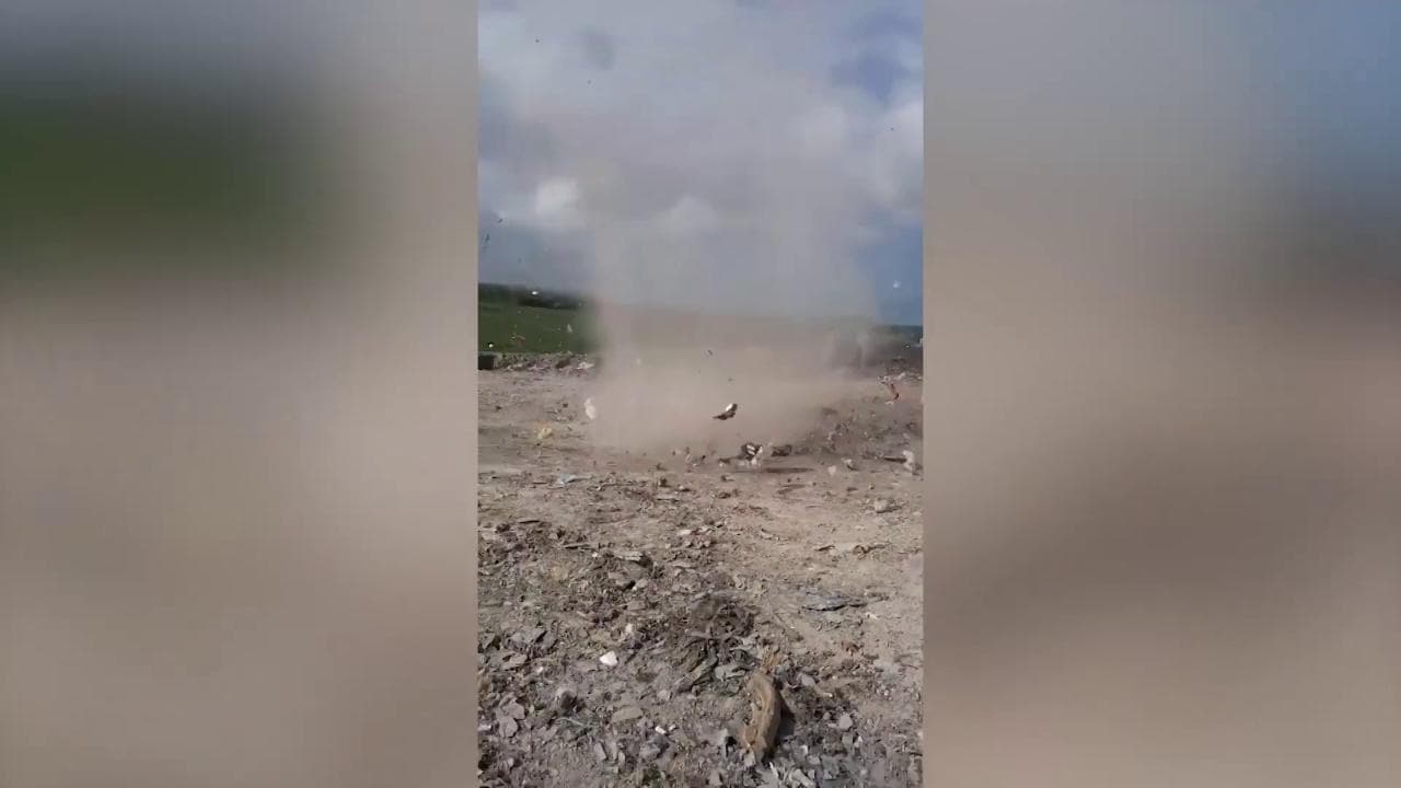 Inghilterra, un 'mini tornado' nella discarica: cosa è un 'diavolo di sabbia' e come si forma