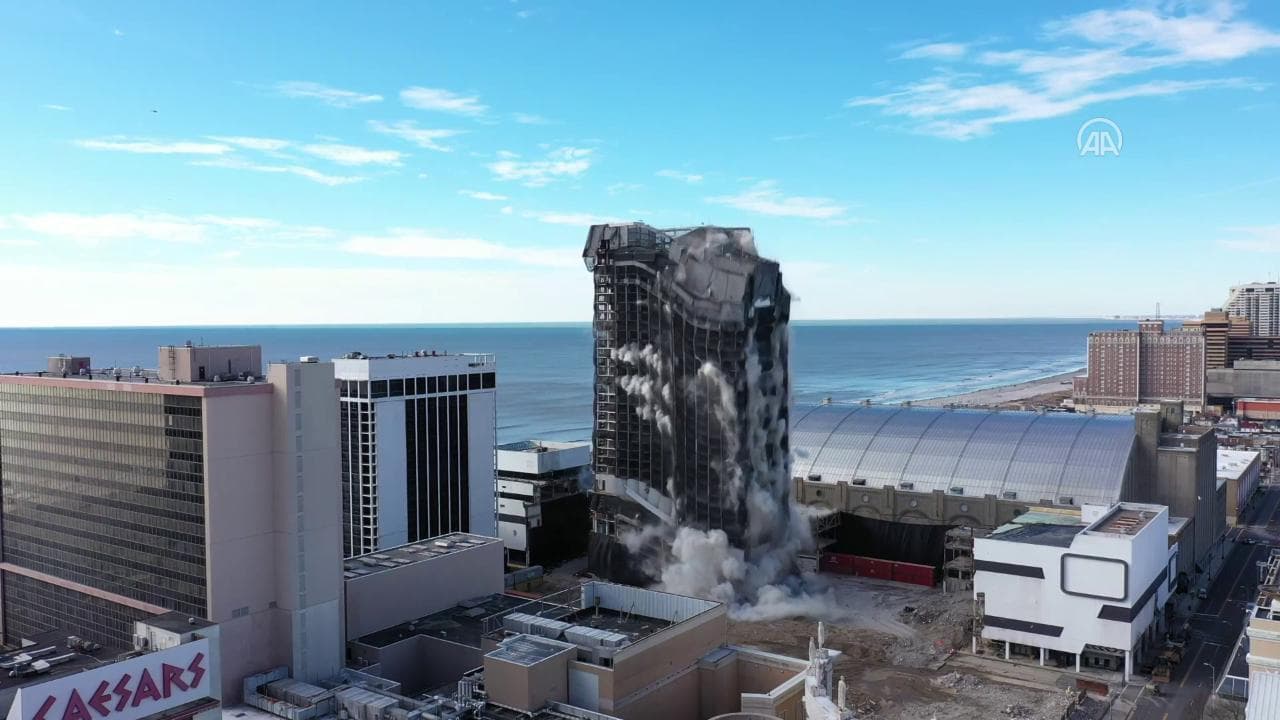 Usa, demolito il casinò di Trump ad Atlantic City: l'edificio si sbriciola in pochi secondi