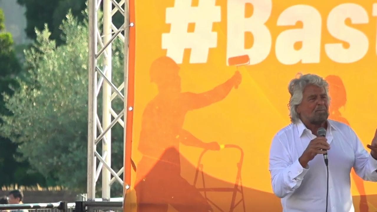 Manifestazione M5s, Beppe Grillo: "L'Ai farà milioni di disoccupati: serve un reddito universale"