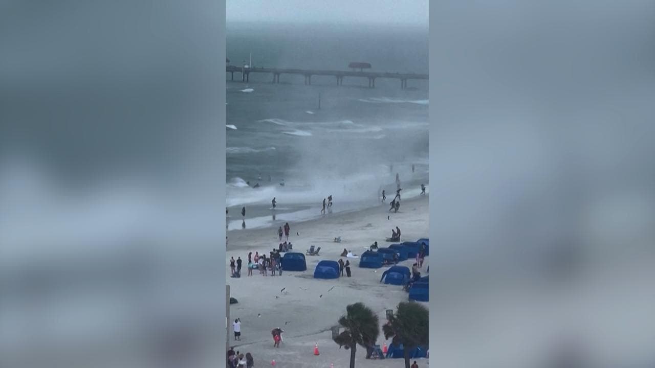 Florida, tromba marina scatena il panico sulla spiaggia: feriti due bagnanti