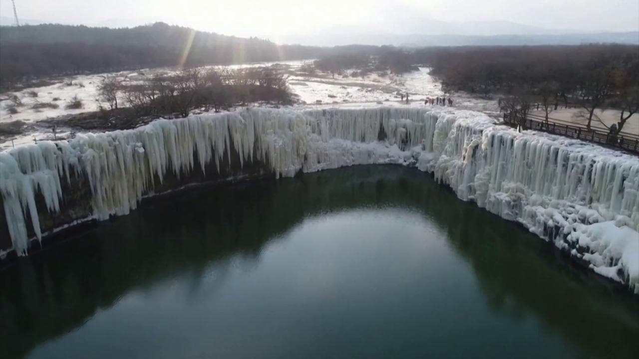 Cina, il gelo ghiaccia le cascate sul lago: il panorama è spettacolare