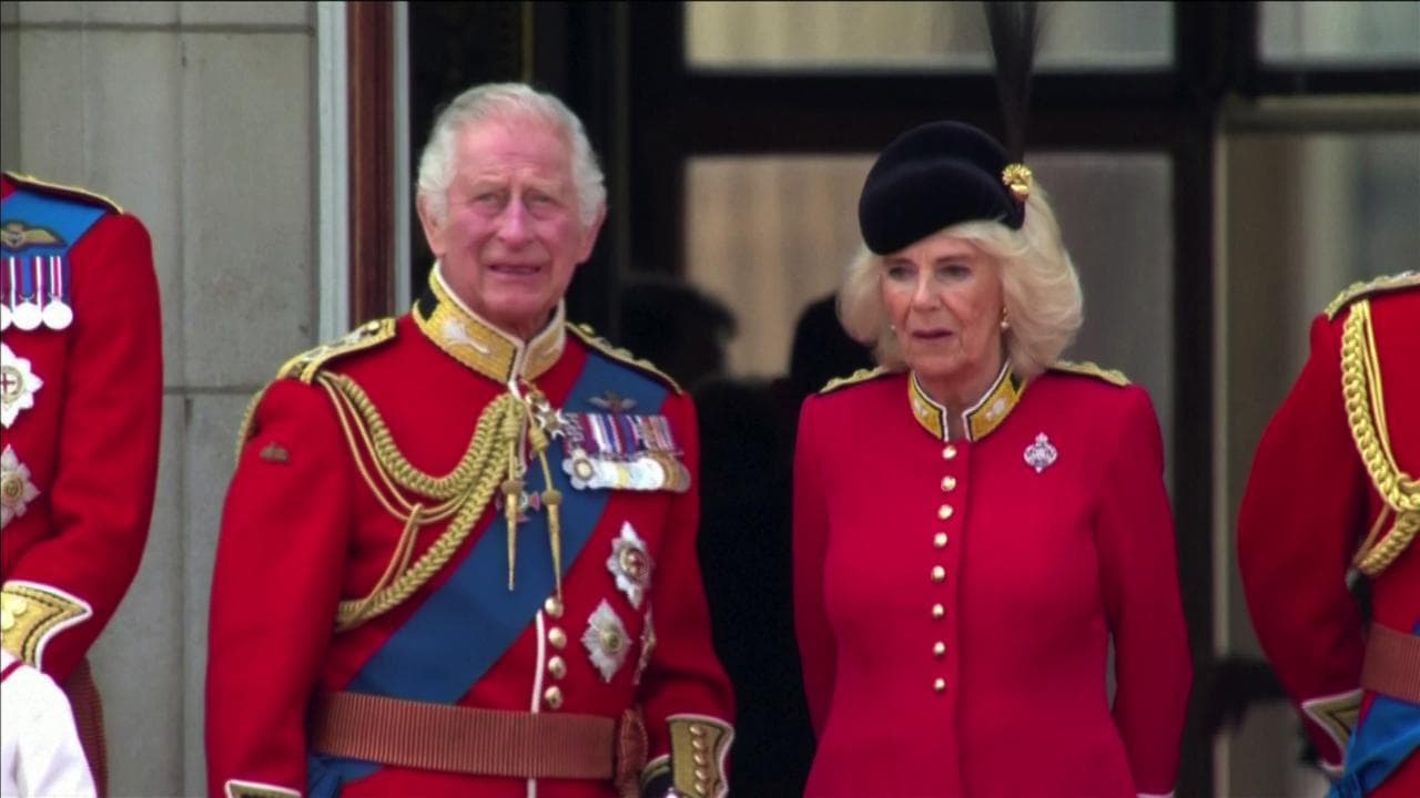 Il primo Trooping the colour da Re: Carlo sul balcone con la famiglia reale ma senza Harry