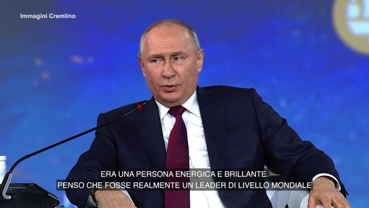 Putin chiede un minuto di silenzio per Berlusconi: l'omaggio al Forum economico di San Pietroburgo
