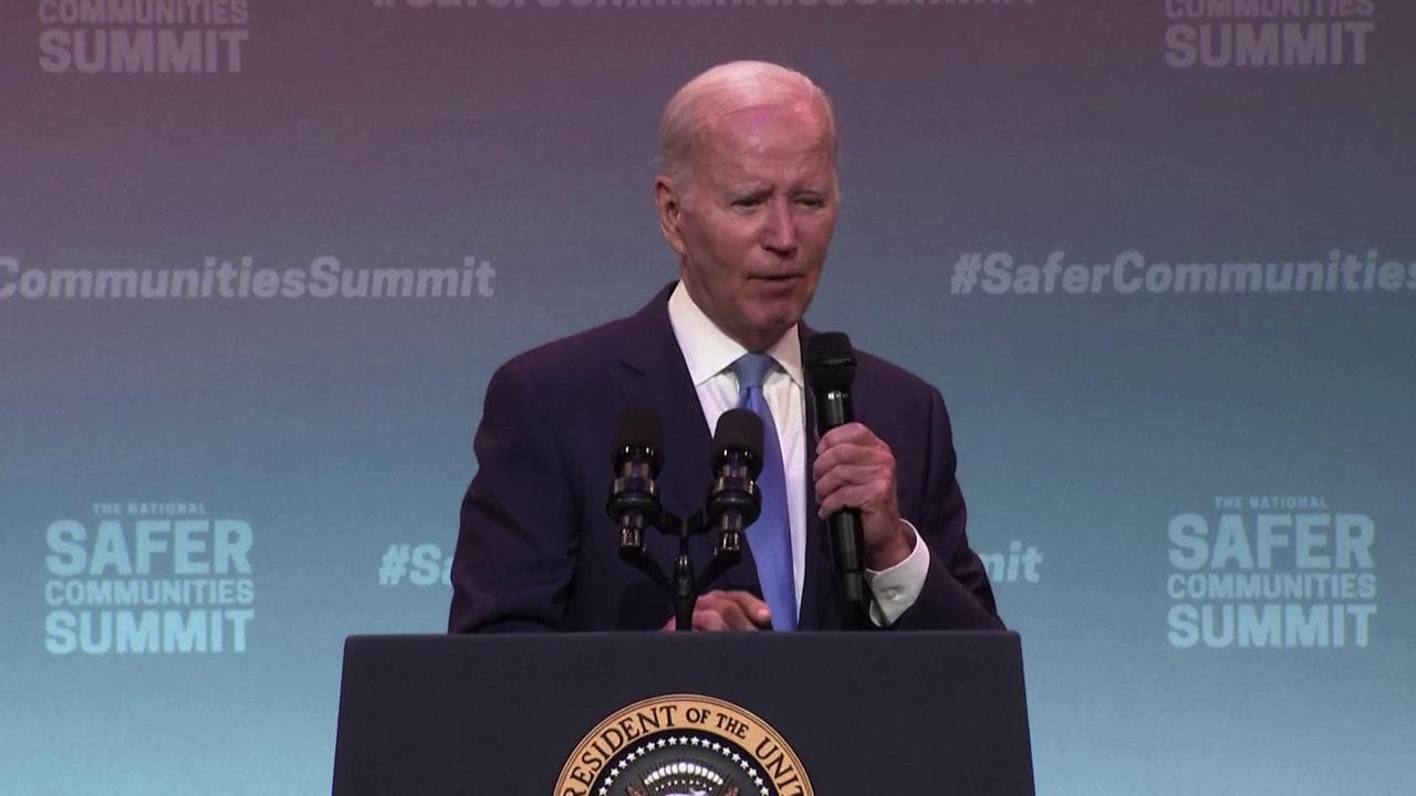 Usa, il presidente Biden stupisce il pubblico e chiude il discorso con "God save the Queen"