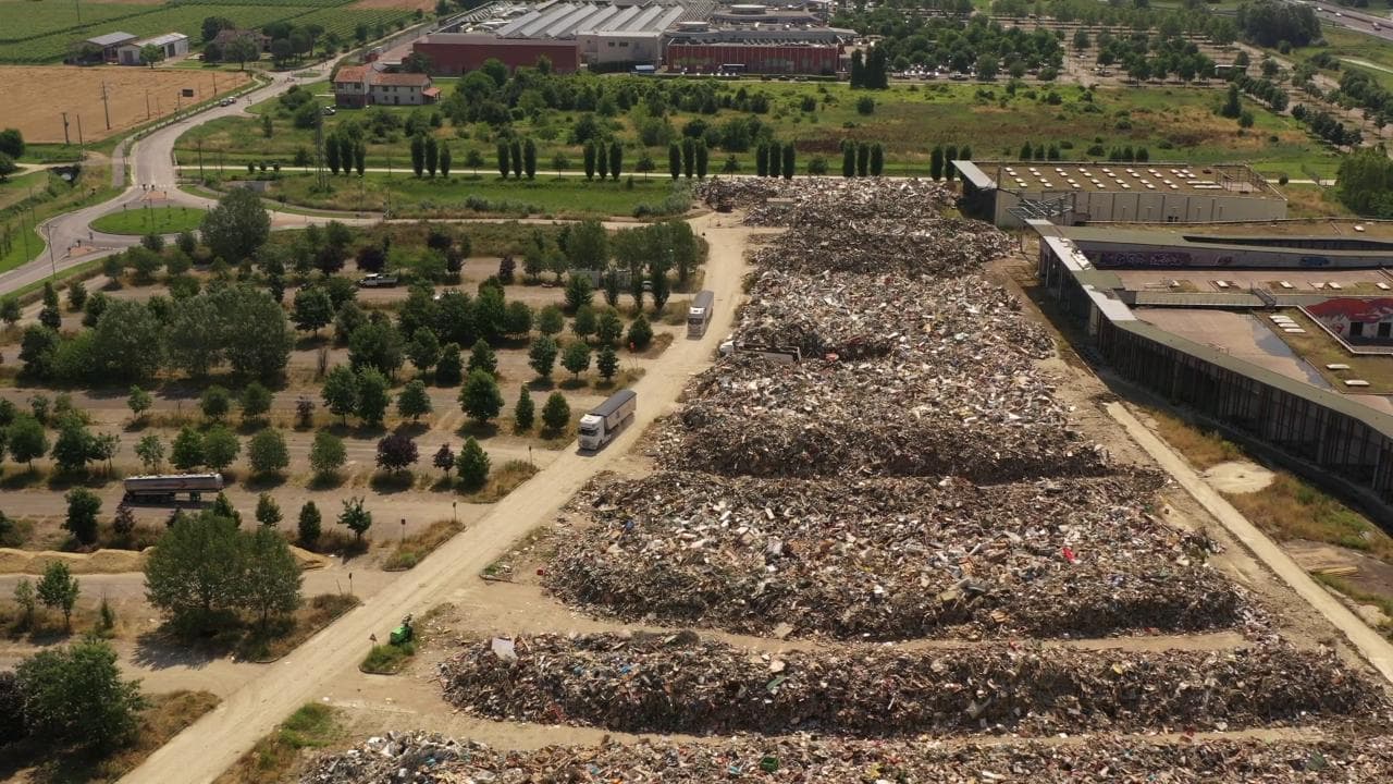 Il "cimitero dei ricordi" della Romagna dopo l'alluvione, il gigantesco ammasso di oggetti a Faenza