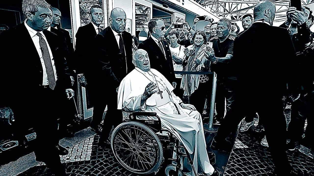 Roma, Papa Francesco lascia il policlinico Gemelli tra gli applausi dei pazienti
