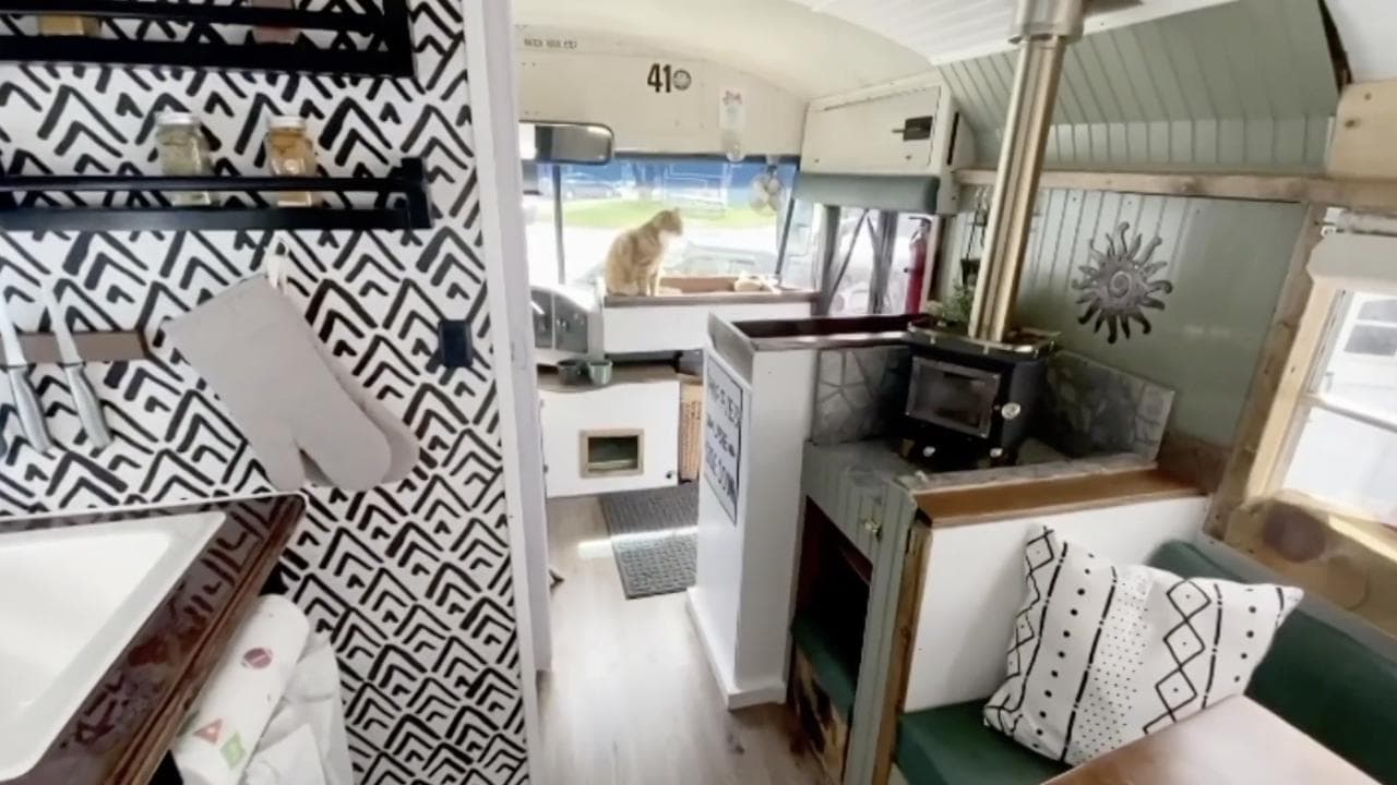 Usa, lasciano tutto per viaggiare a bordo di un vecchio scuolabus trasformato in casa