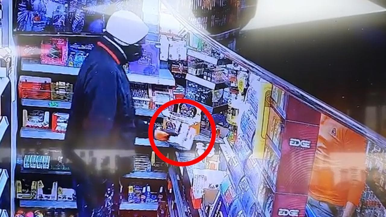 Ladro viene bloccato sotto una saracinesca dopo il furto di birra: non si arrende e ne beve una