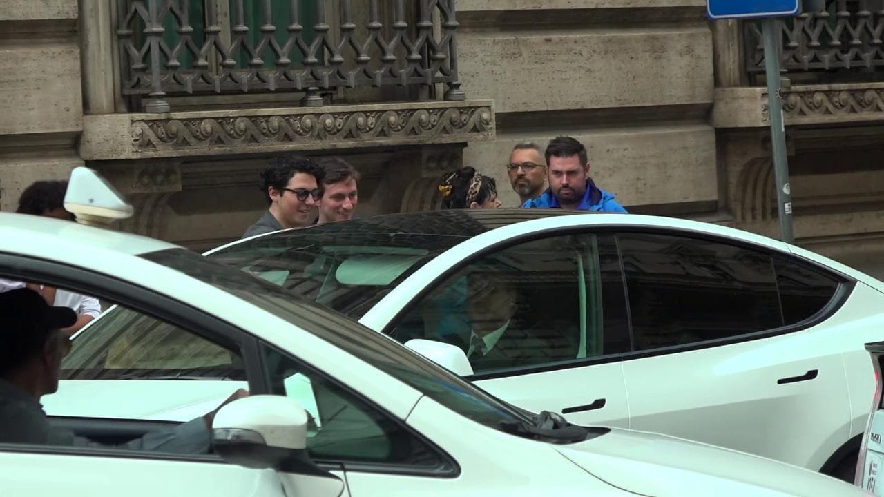 Elon Musk è arrivato in Tesla a Palazzo Chigi