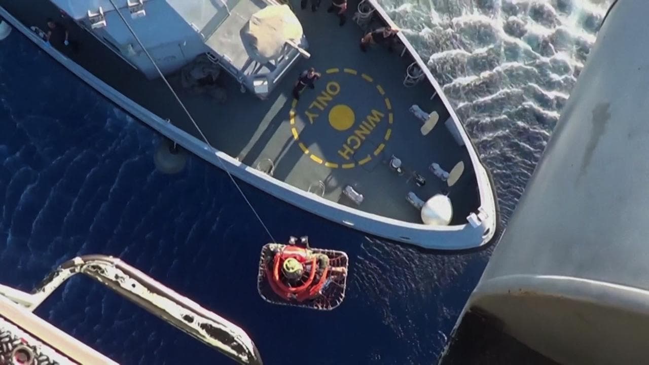Naufragio di migranti in Grecia, i superstiti salvati con gli elicotteri