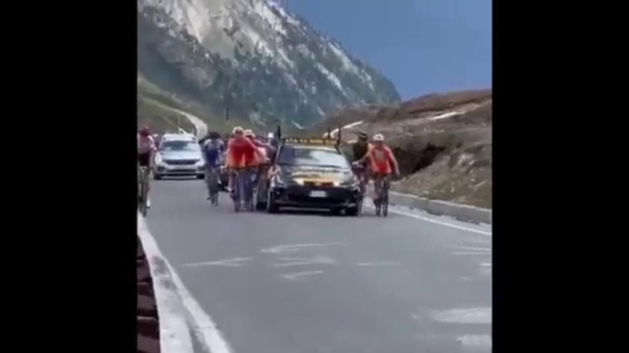Giro d'Italia giovani, 31 corridori si fanno trainare in salita da auto e moto: tutti squalificati