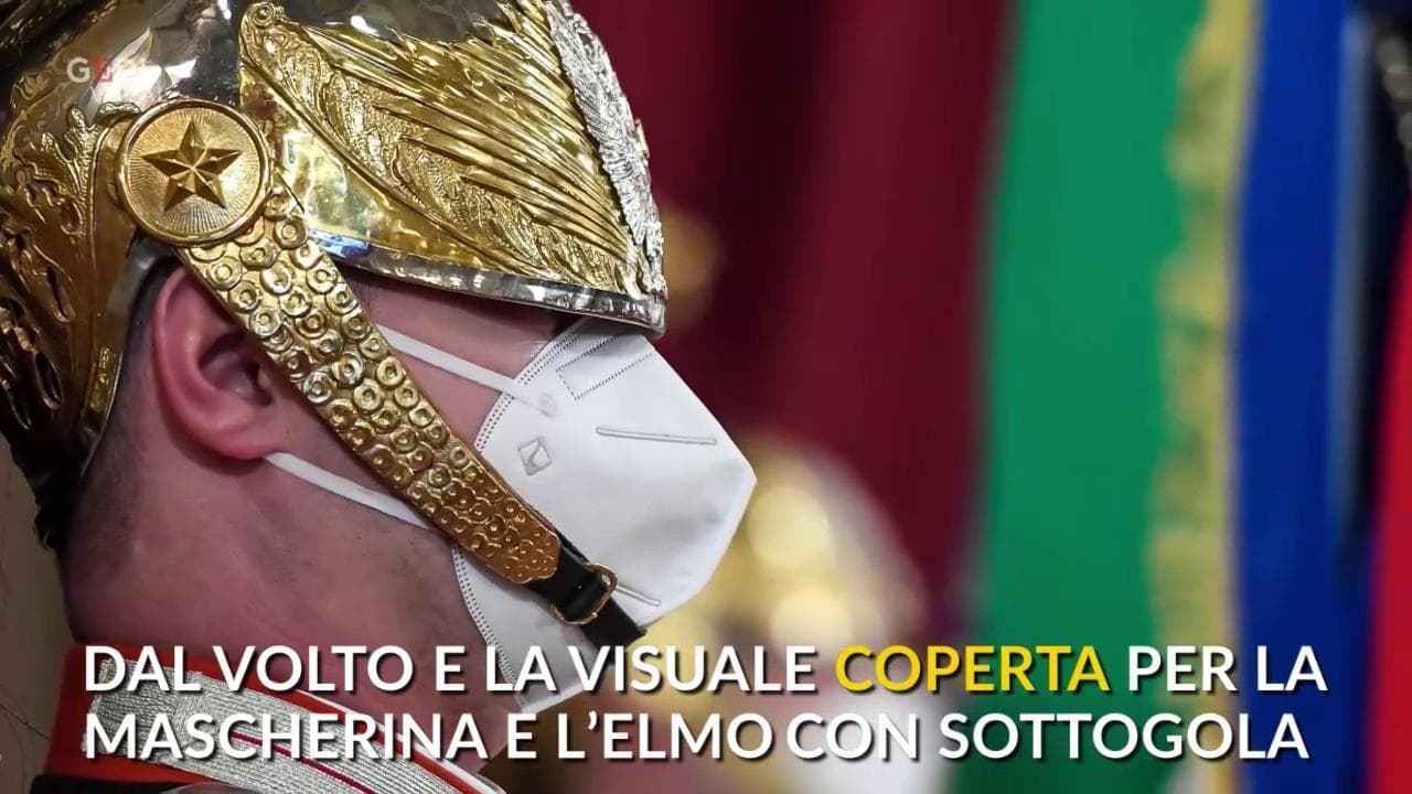 "Ma quel corazziere come fa a respirare?". E a sorpresa arriva la sua risposta