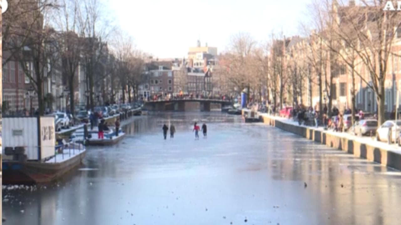 Amsterdam, il canale ghiacciato diventa una grande pista di pattinaggio