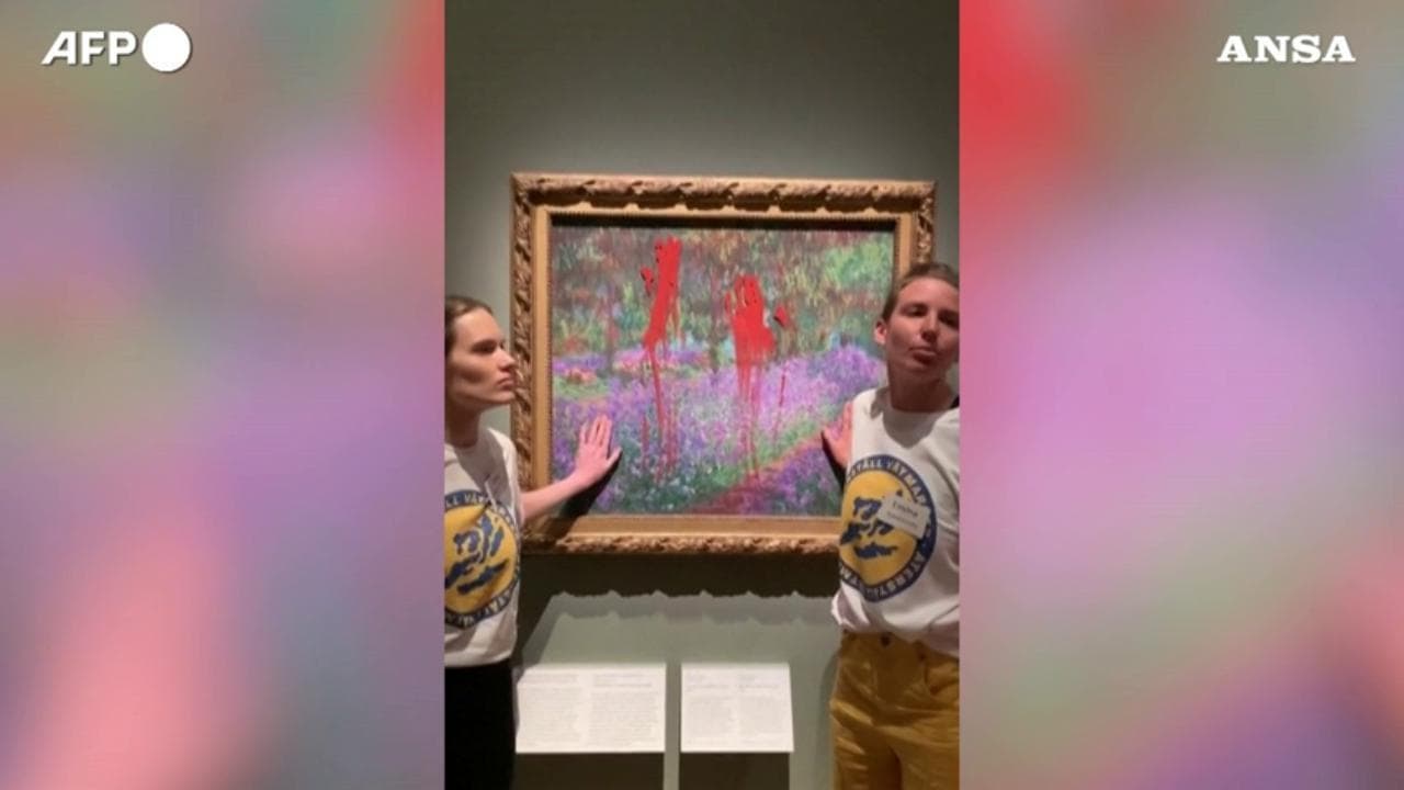 Svezia, attiviste imbrattano un Monet: l'azione contro "Il giardino dell'artista a Giverny"