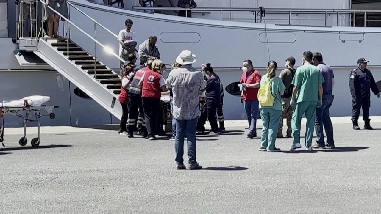 Grecia, decine di morti e centinaia di dispersi nel naufragio di migranti: i sopravvissuti sbarcano a Kalamata esausti