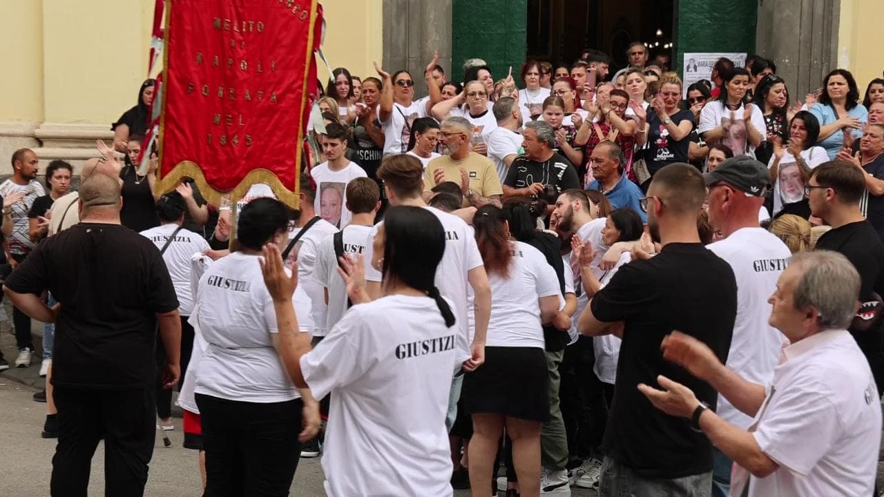 Brigida: la folla grida "Giustizia"