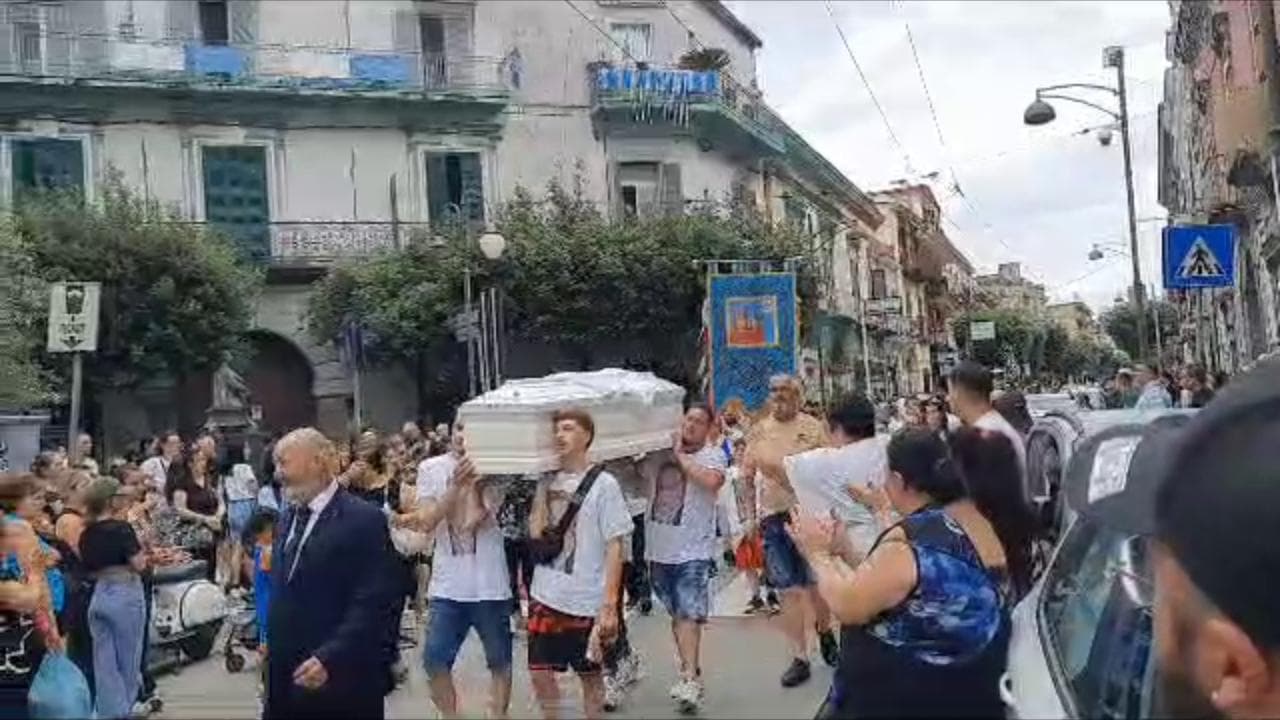 Magliette bianche per Brigida con la scritta "Giustizia"