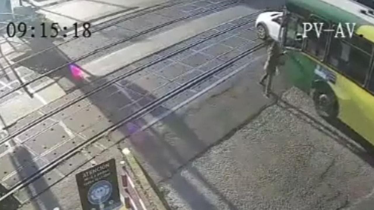 L'auto si guasta sul passaggio a livello: automobilista riesce a mettersi in salvo pochi istanti prima dell'arrivo del treno