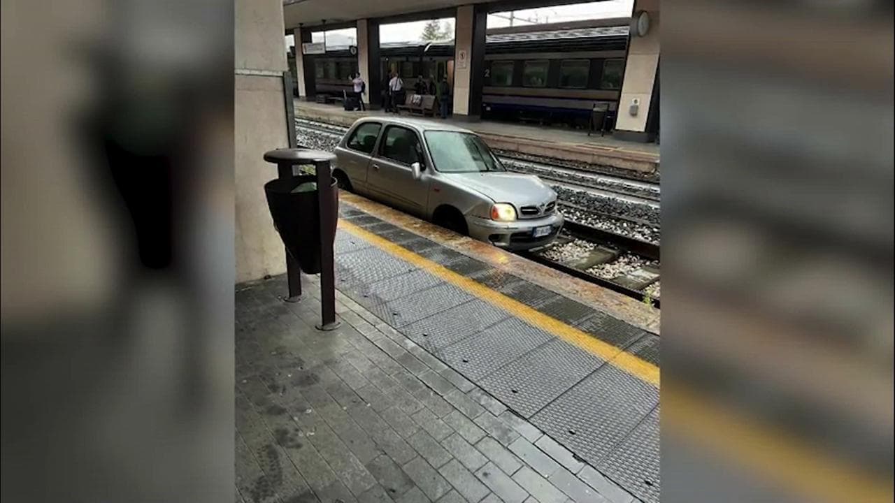 Fabriano, finisce con l'auto nella stazione fino al primo binario