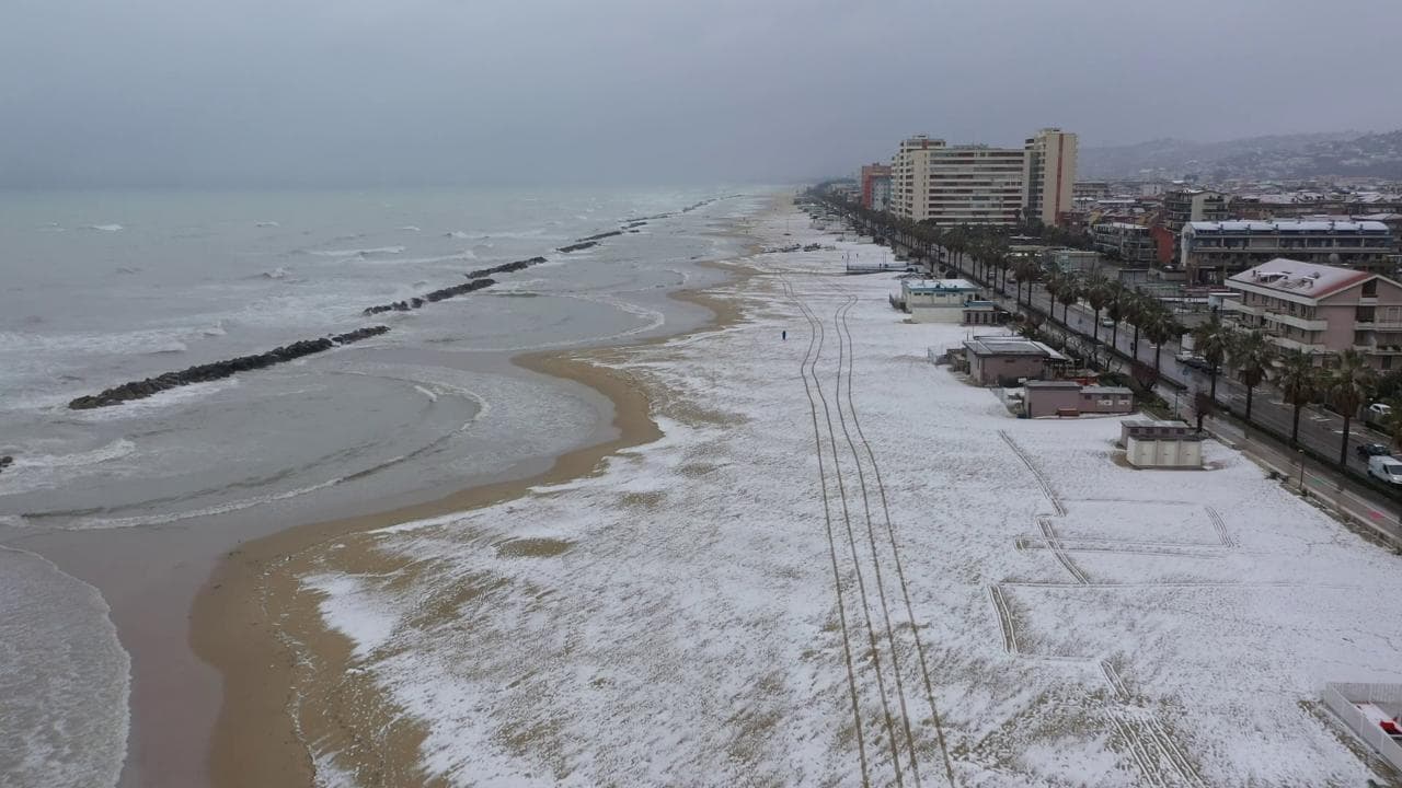 Maltempo, neve sull'Adriatico: le spiagge di Montesilvano diventano bianche
