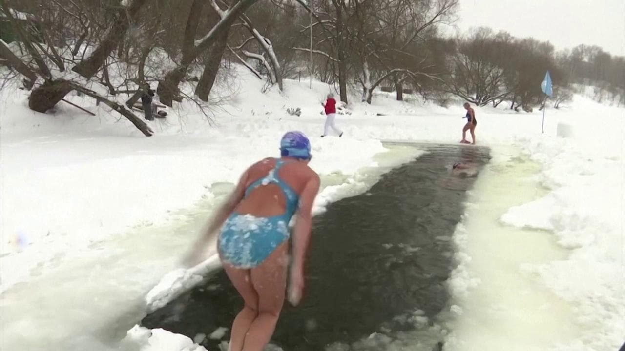A Mosca l’allenamento delle nuotatrici nel fiume ghiacciato: “Provatelo, è fantastico”