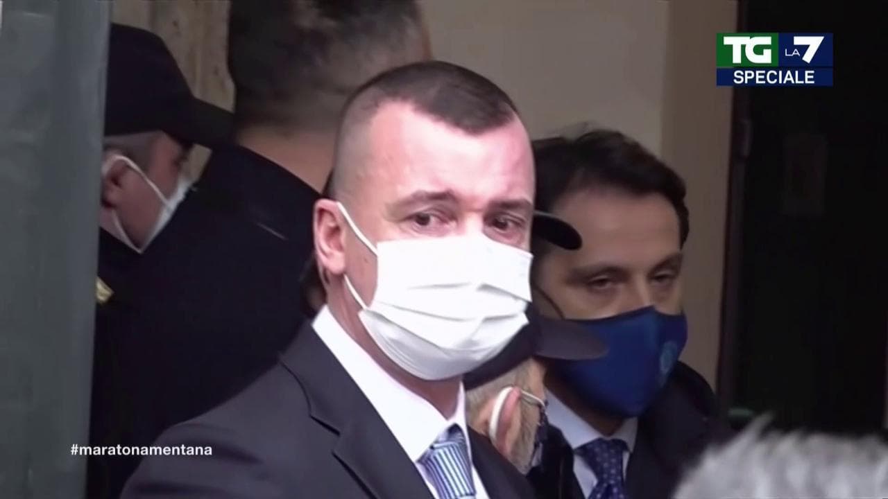 Giuseppe Conte lascia Palazzo Chigi, le lacrime di Rocco Casalino