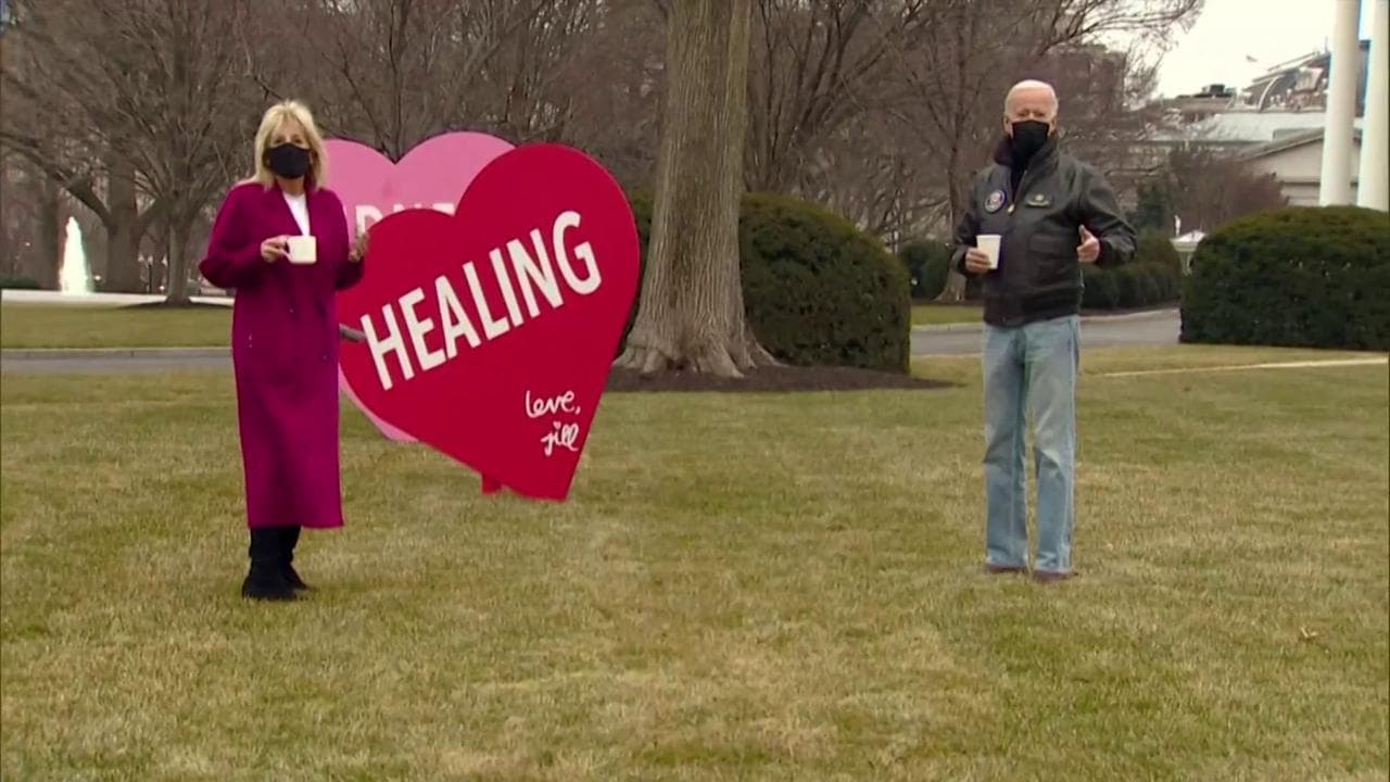 Cuori giganti sul prato della Casa Bianca: il "regalo" di Jill Biden per San Valentino
