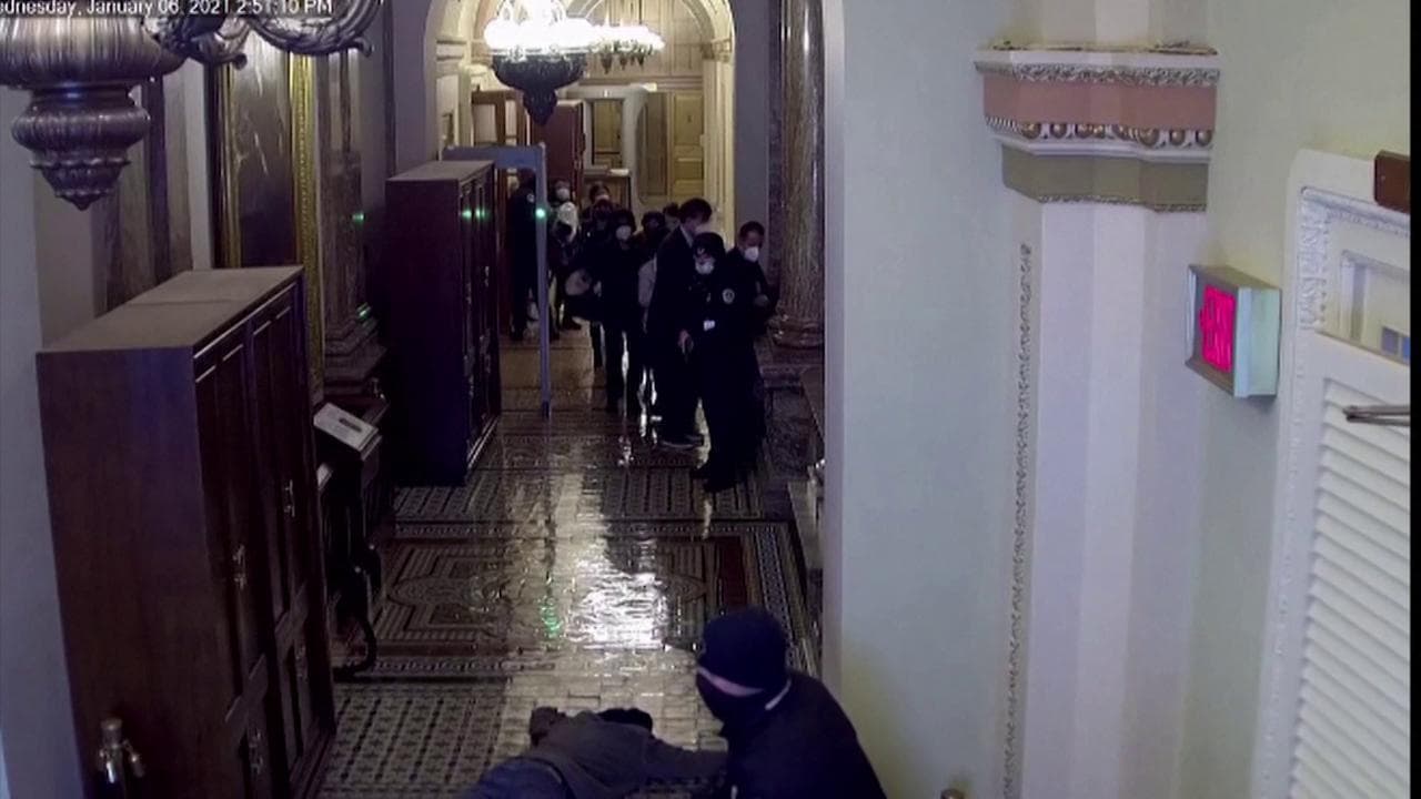 Impeachment, nuove immagini inedite dell'assalto a Capitol Hill: la rissa con la polizia e la fuga dei senatori