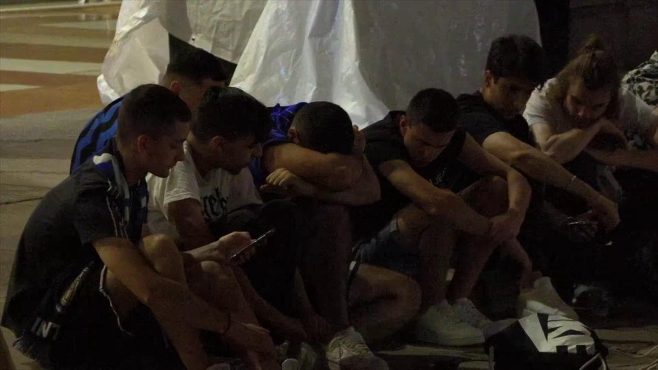 Finale di Champions, la delusione dei tifosi dell'Inter a Milano ma alcuni festeggiano comunque