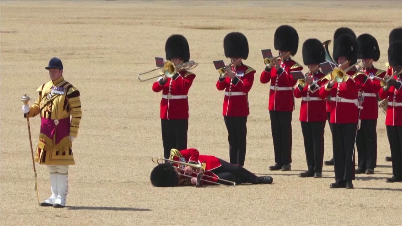 Londra, alcune guardie reali crollano a terra per il gran caldo durante una parata col Principe William
