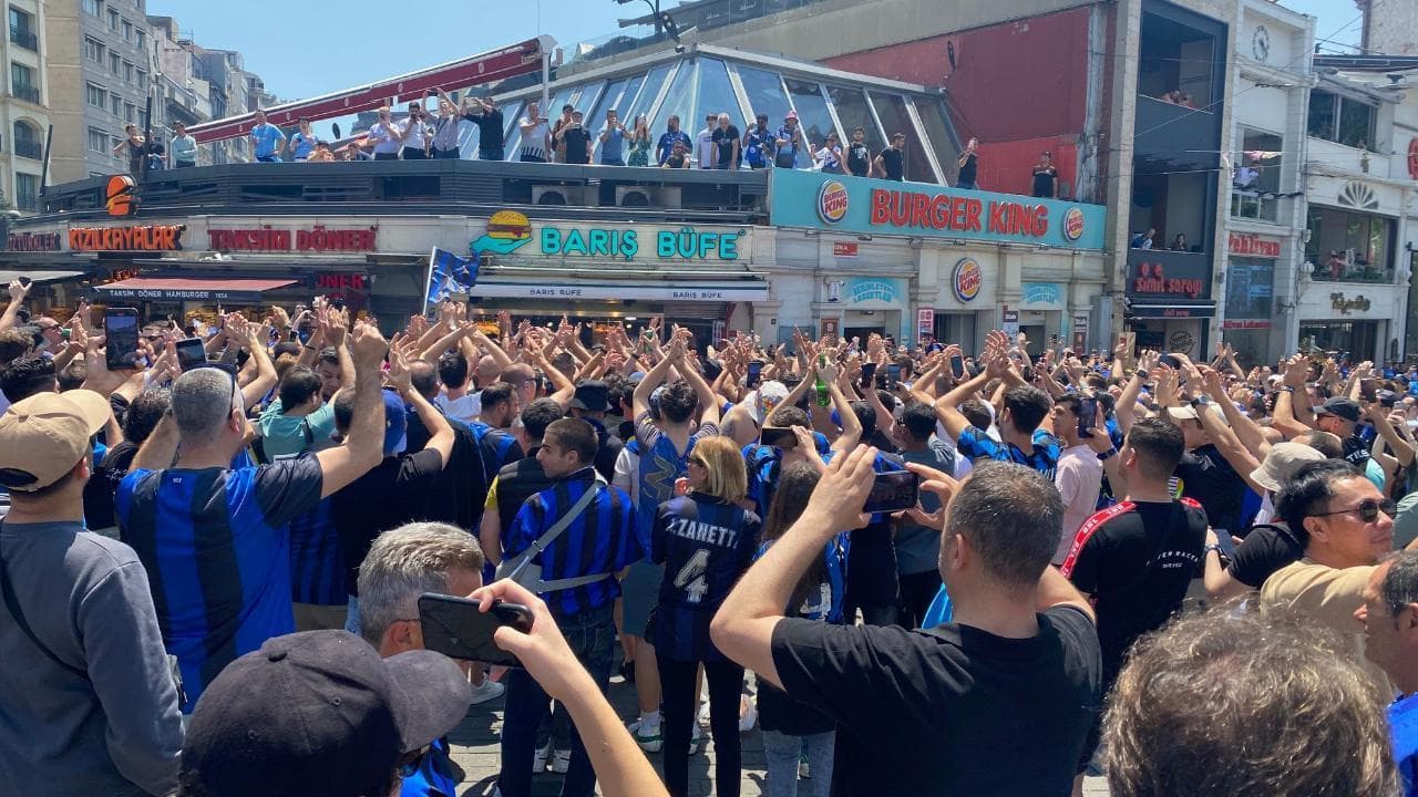 Finale di Champions, i tifosi dell'Inter a piazza Taksim (Istanbul)