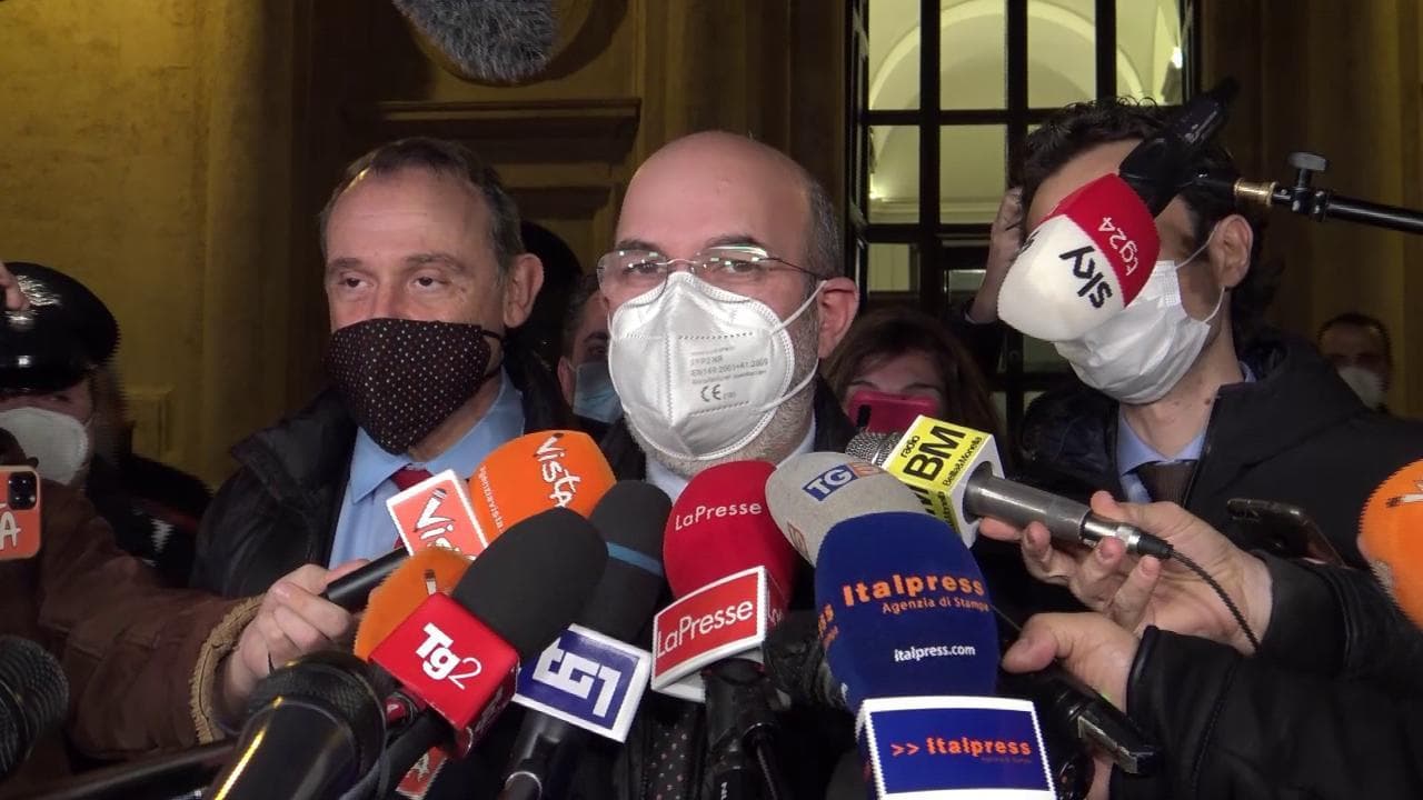 Governo, Crimi: "Voto degli iscritti è vincolante, ora siamo a disposizione di Draghi"