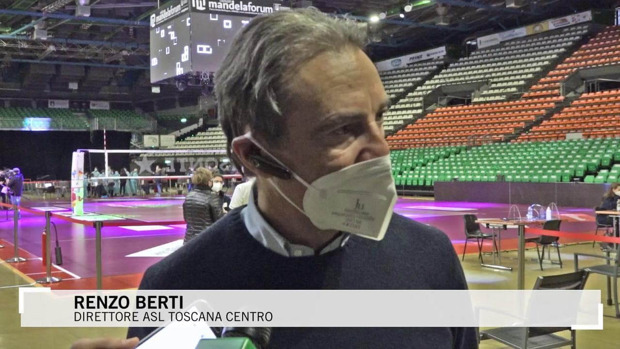 Firenze al palasport, in 500 si vaccinano al Mandela Forum: "Spero sia l'uscita da un brutto sogno"