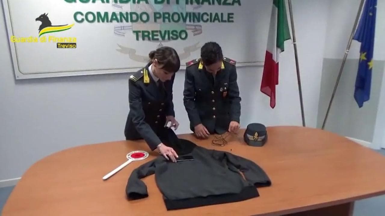 Prova a imbrogliare all'esame della patente, ma scoprono il trucco: ecco l'attrezzatura usata