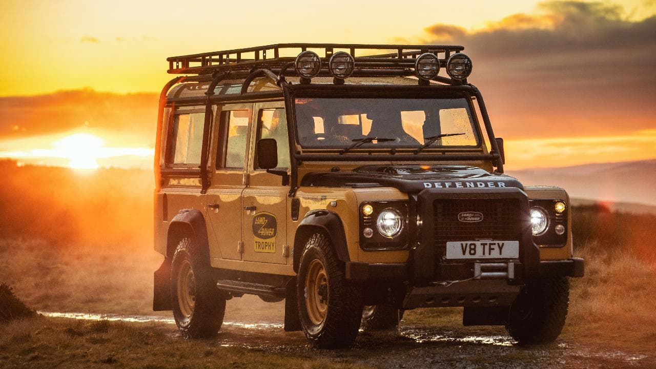 Torna la Land Rover Defender V8 originale: solo 25 esemplari per una competizione nel castello di Eastnor
