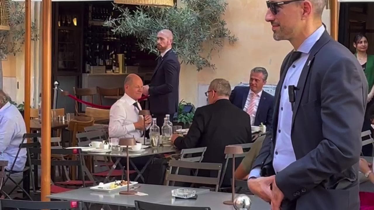 Il cancelliere Scholz a pranzo in Piazza di Pietra nel centro di Roma