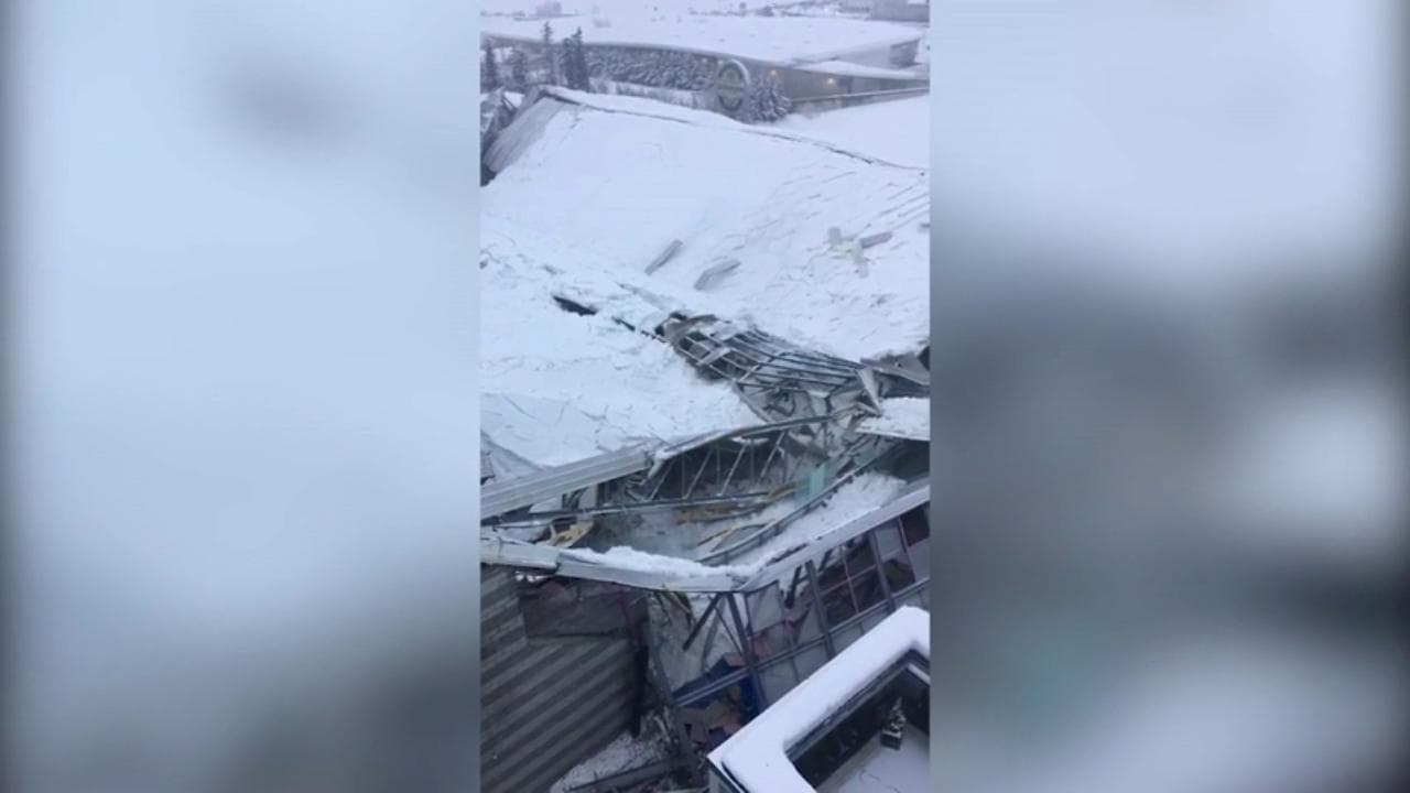 Maltempo, crolla il tetto del Palaghiaccio di Vipiteno sotto il peso della neve