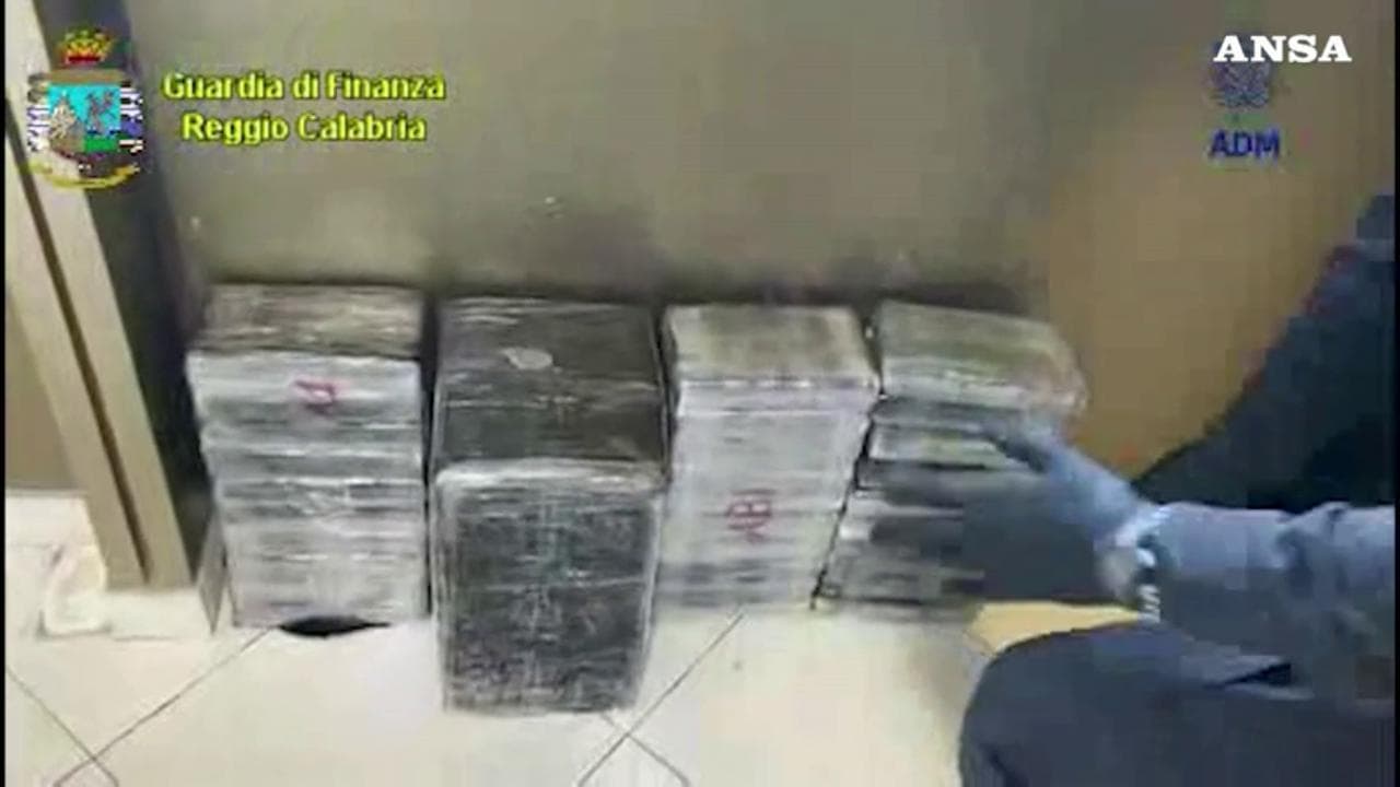 Droga, sequestrate 1.3 tonnellate di cocaina al porto di Gioia Tauro