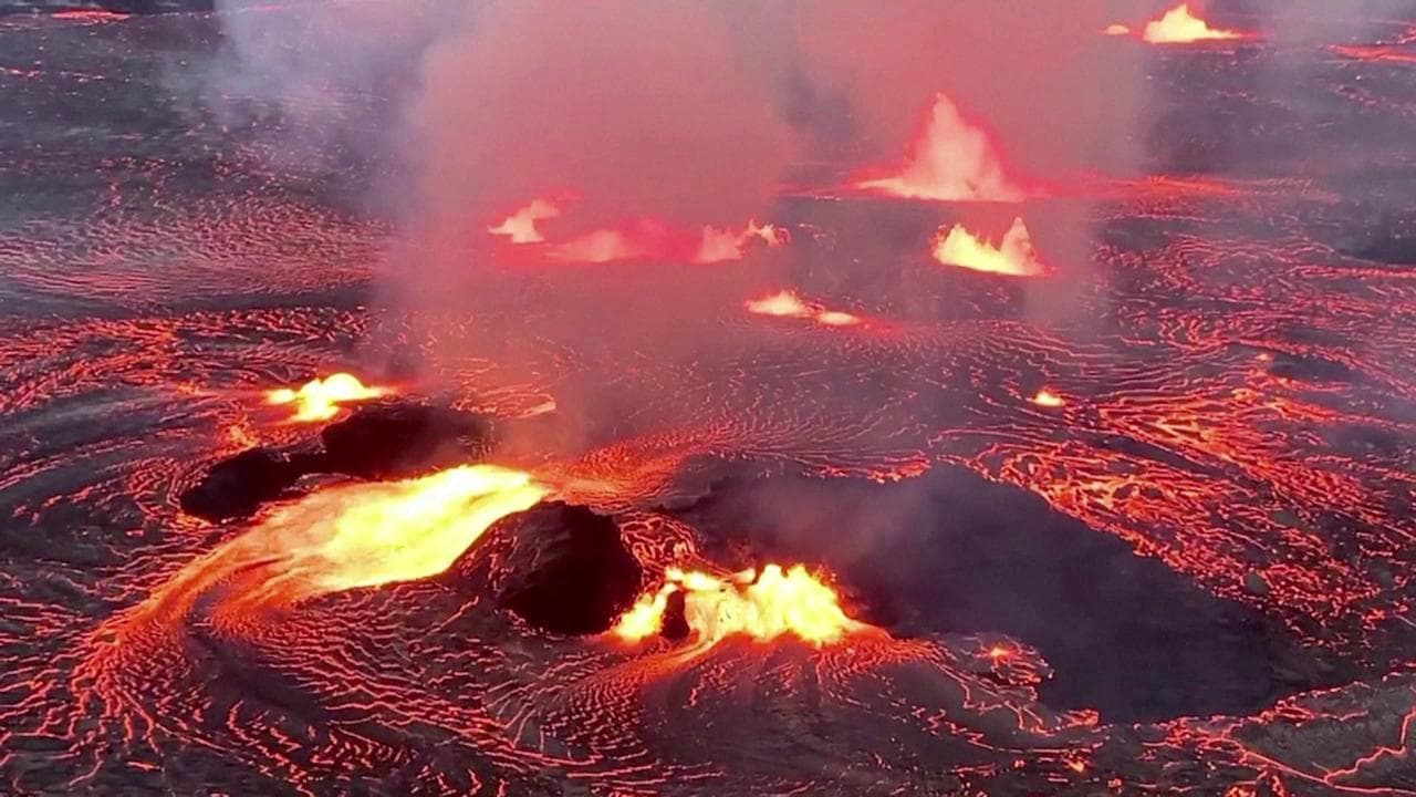 Si risveglia il vulcano più attivo del mondo, le immagini infernali dal cratere del Kilauea