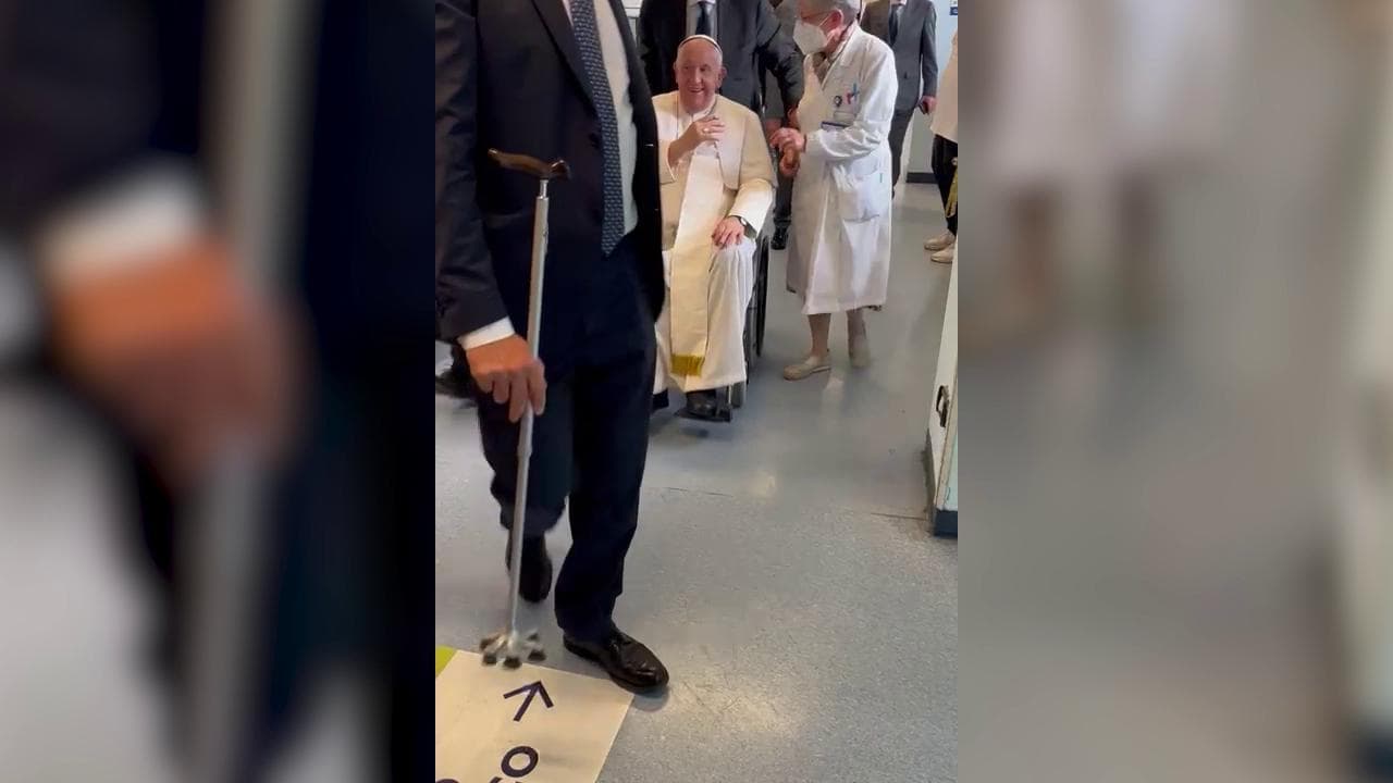 Papa Francesco nei corridoi del Policlinico Universitario Gemelli di Roma