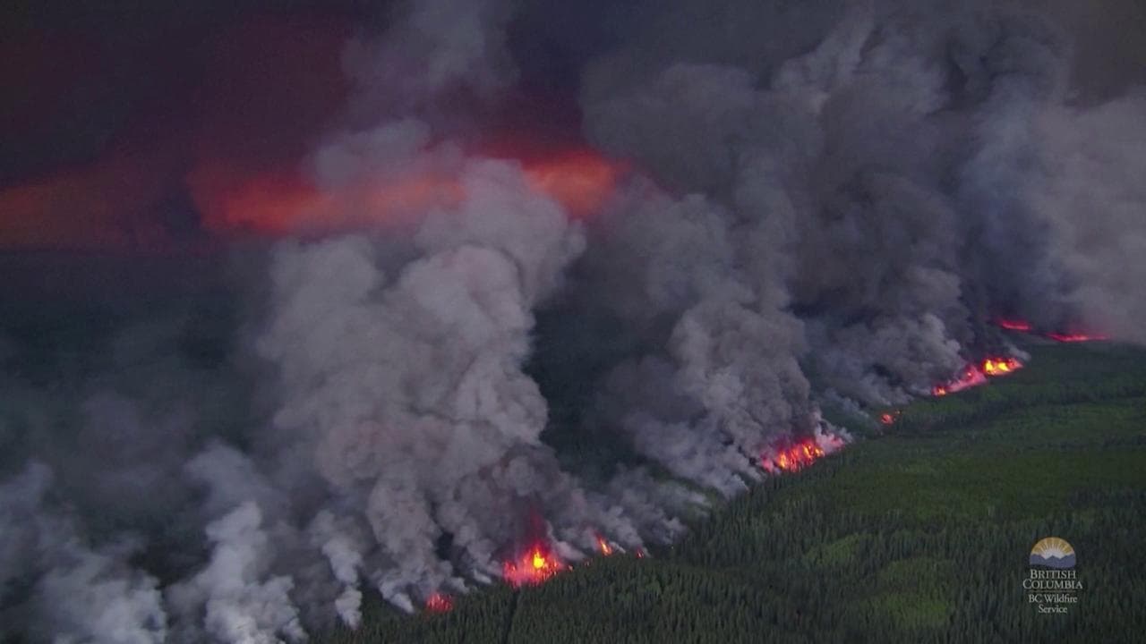 Emergenza incendi in Canada, bruciati quasi 4 milioni di ettari: colpite infrastrutture critiche