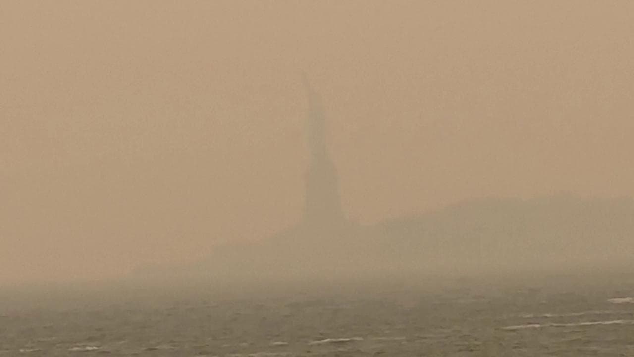 Il fumo "cancella" New York, così la statua della Libertà scompare dietro una coltre di nebbia